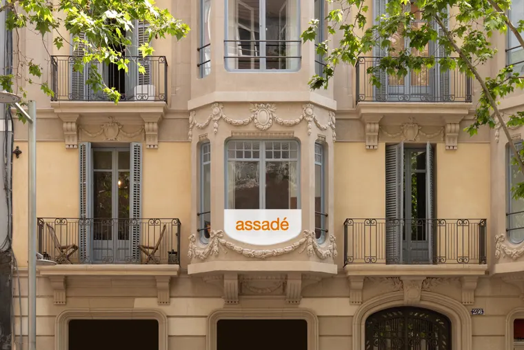 Fassade des Assadé-Standorts in Barcelona