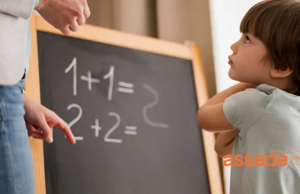 niño con problemas de bajo rendimiento en clases