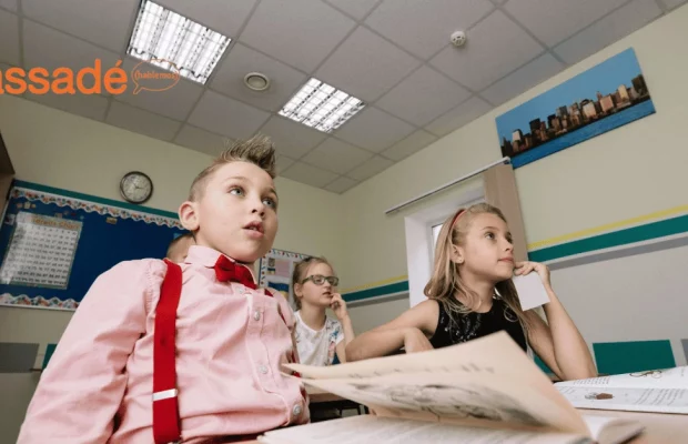 niños viendo clases en un colegio aleman