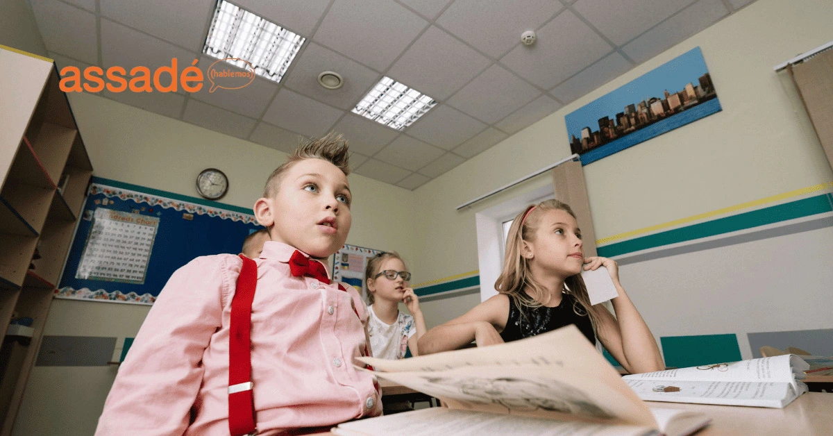 niños viendo clases en un colegio aleman