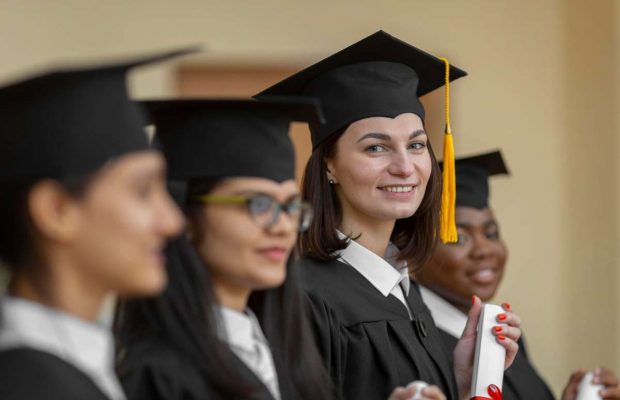 chica emocionada por aprobar el examen de abitur
