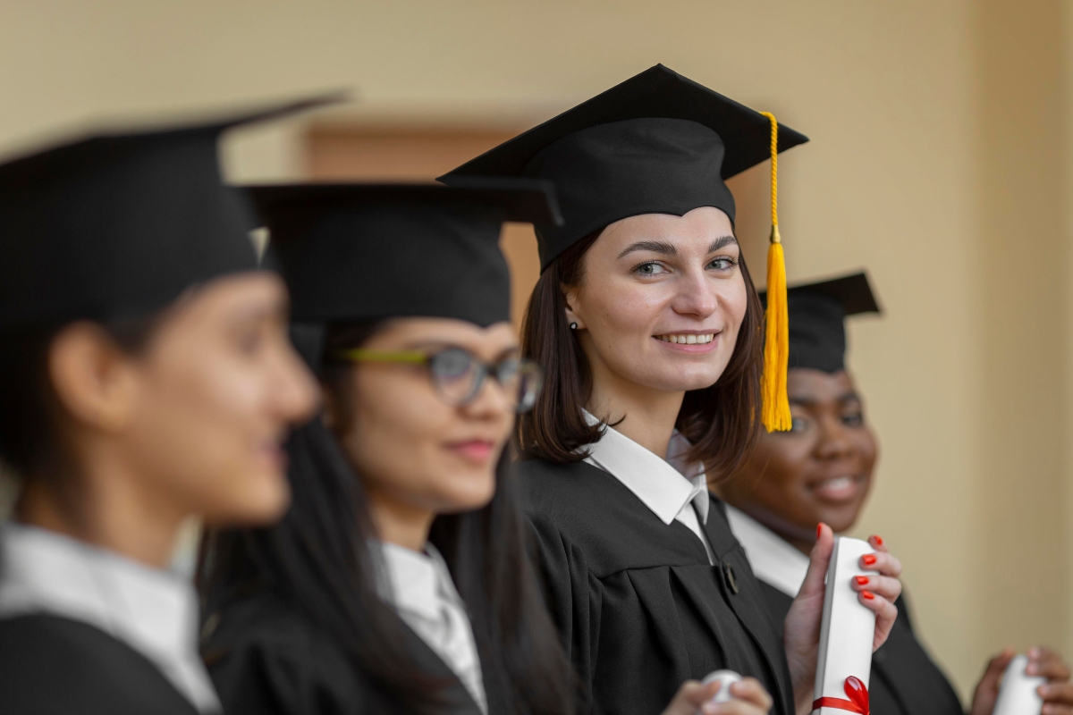 chica emocionada por aprobar el examen de abitur