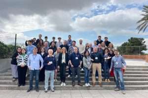 Docentes y expertos de Assade compartiendo ideas sobre educación internacional y digitalizació