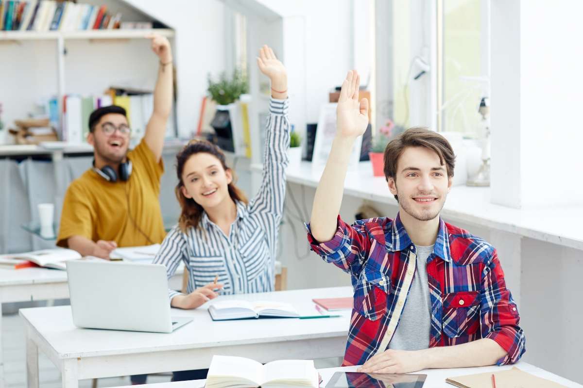 Niños estudiando en casa para reforzar asignaturas mas difíciles un colegio alemanes