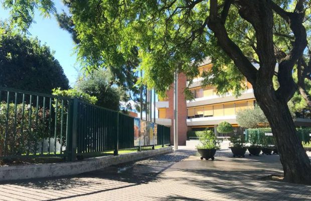 Vista del campus principal de la Deutsche Schule Barcelona, rodeado de jardines.