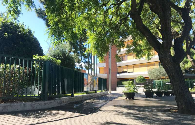 Vista del campus principal de la Deutsche Schule Barcelona, rodeado de jardines.